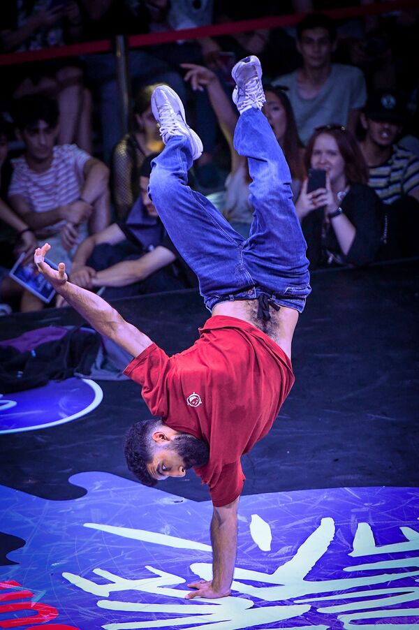 Международное танцевальное соревнование Red Bull Dance Your Style в Баку - Sputnik Азербайджан