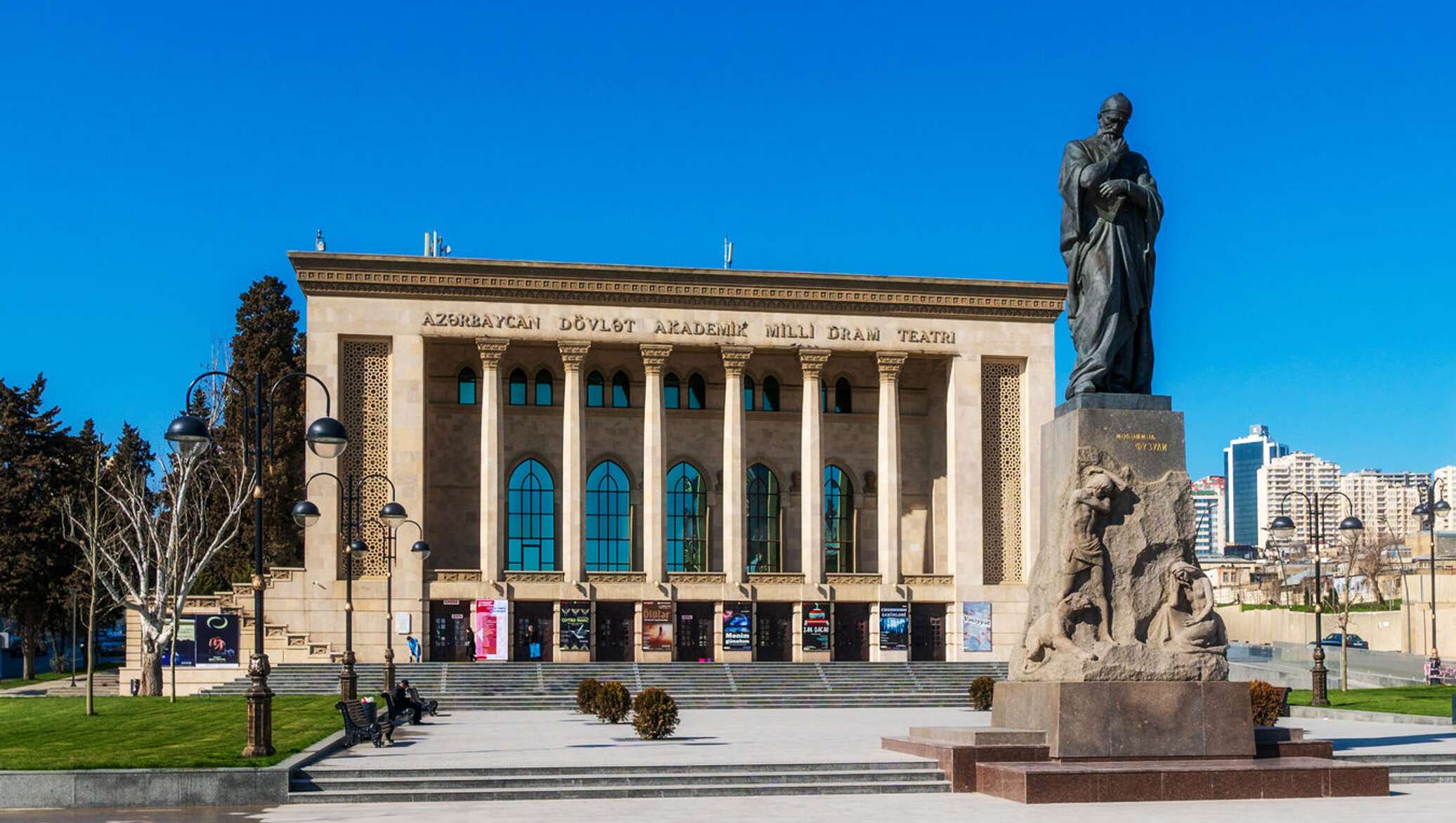 Театры баку. Азербайджанский драматический театр в Баку. Национальный Академический драматический театр Баку. Русский драматический театр Баку. Баку памятник Физули.