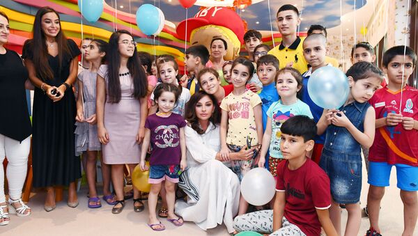 Первый вице-президент Мехрибан Алиева приняла участие в открытии яслей-детских садов - Sputnik Азербайджан