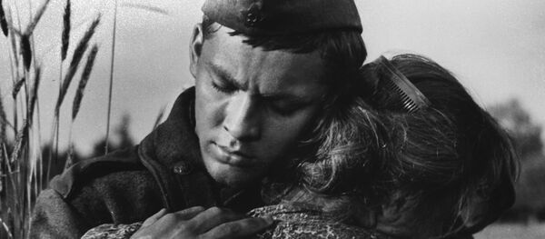 Кадр из фильма Баллада о солдате режиссера Григория Чухрая. Шура - актриса Жанна Прохоренко, рядовой Алеша Скворцов - актер Владимир Ивашов Кадр из фильма Баллада о солдате режиссера Григория Чухрая. Шура - актриса Жанна Прохоренко, рядовой Алеша Скворцов - актер Владимир Ивашов - Sputnik Азербайджан