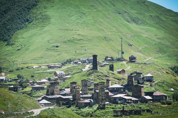 Высокогорное селение Ушгули в Горной Сванетии - Sputnik Азербайджан