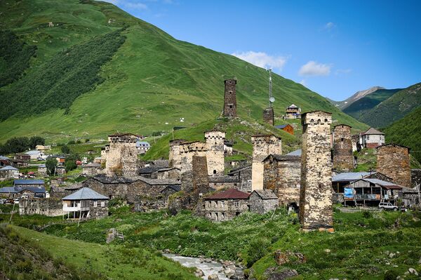 Высокогорное селение Ушгули в Горной Сванетии - Sputnik Азербайджан