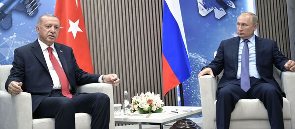 Президент РФ Владимир Путин и президент Турции Реджеп Тайип Эрдоган (слева) во время переговоров на полях Международного авиакосмического салона МАКС-2019 Президент РФ Владимир Путин и президент Турции Реджеп Тайип Эрдоган (слева) во время переговоров на полях Международного авиакосмического салона МАКС-2019 - Sputnik Азербайджан