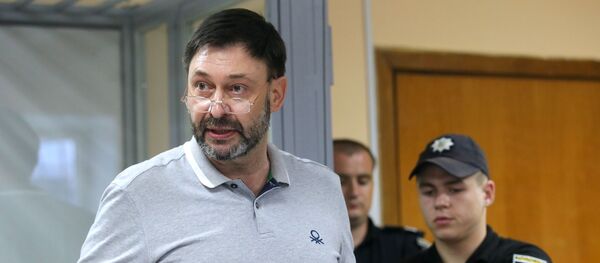 Руководитель портала РИА Новости Украина Кирилл Вышинский на заседании Подольского районного суда Киева Руководитель портала РИА Новости Украина Кирилл Вышинский на заседании Подольского районного суда Киева - Sputnik Азербайджан