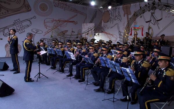 Военный оркестр Азербайджана продолжает выступления в международном военно-музыкальном фестивале Спасская башня - Sputnik Азербайджан