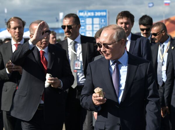 Президент РФ Владимир Путин и президент Турции Реджеп Тайип Эрдоган с мороженым во время посещения Международного авиакосмического салона МАКС-2019 - Sputnik Азербайджан