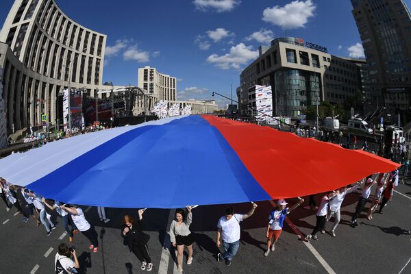Флешмоб в честь Дня государственного флага России - Sputnik Азербайджан
