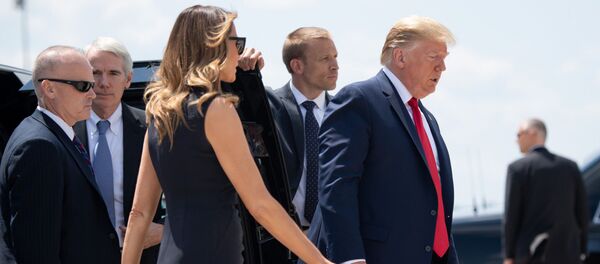 Трамп подзывает жену жестом дрессировщика - Sputnik Азербайджан