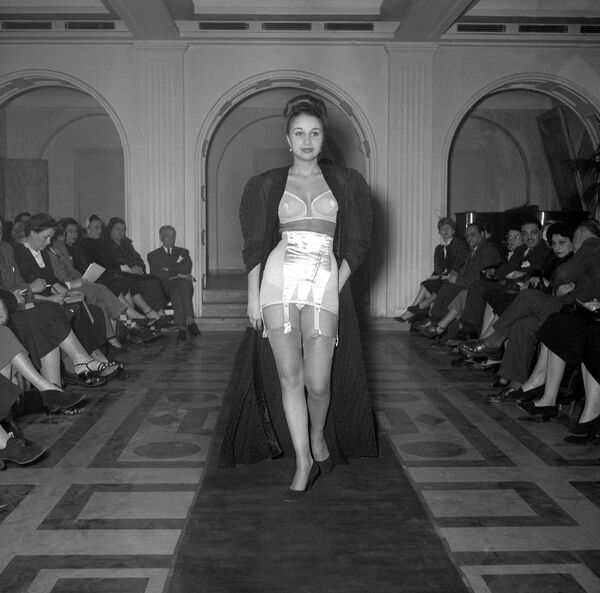 Модель в нижнем белье во время показа в Париже, 1953 год - Sputnik Азербайджан