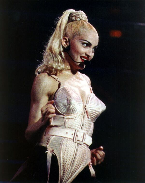 Мадонна в бюстальтере от Жана Поля Готье во время своего тура Blonde Ambition в Филадельфии в 1990 году - Sputnik Азербайджан