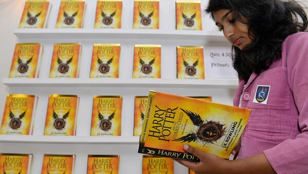 Harri Potter kitabını oxuyan qız, arxiv şəkli - Sputnik Azərbaycan