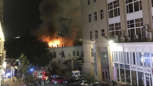 Пожар рядом со зданием ЦУМ в Баку - Sputnik Azərbaycan