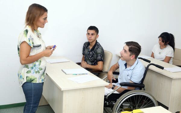 Второй этап обучения участников Программы повышения возможностей занятости лиц с инвалидностью - Sputnik Азербайджан