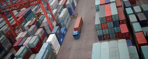 Грузовик проезжает между контейнерами в порту Инчхон в Южной Корее, фото из архива Грузовик проезжает между контейнерами в порту Инчхон в Южной Корее, фото из архива - Sputnik Азербайджан