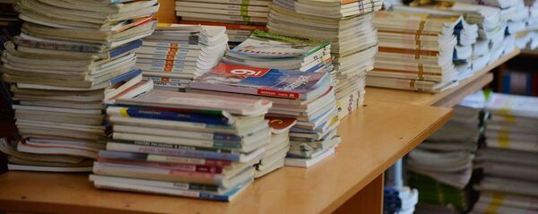 Dərsliklərin paylanılması, arxiv şəkli Dərsliklərin paylanılması, arxiv şəkli - Sputnik Азербайджан