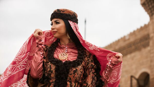 Бакинская девушка в национальном костюме - Sputnik Азербайджан