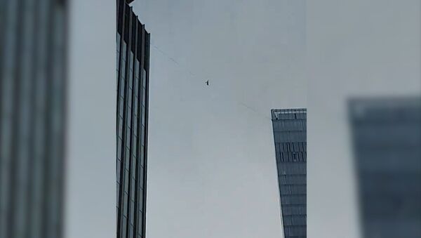 Канатоходец сорвался между башнями Москва- Сити - Sputnik Азербайджан