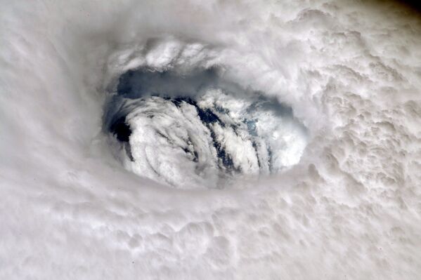 Ураган Дориан, снятый с Международной космической станции - Sputnik Азербайджан
