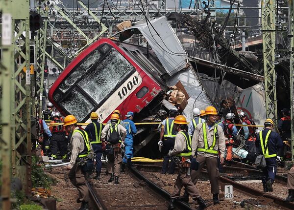 Последствия столкновения поезда с грузовиком на перекрестке в Иокогаме, Япония  - Sputnik Азербайджан