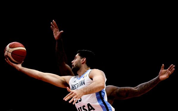 Патрисио Гарино в матче группового этапа чемпионата мира по баскетболу 2019 между сборными командами Аргентины и Республики Корея - Sputnik Азербайджан