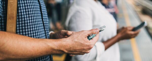Əldə telefon, arxiv şəkli - Sputnik Азербайджан