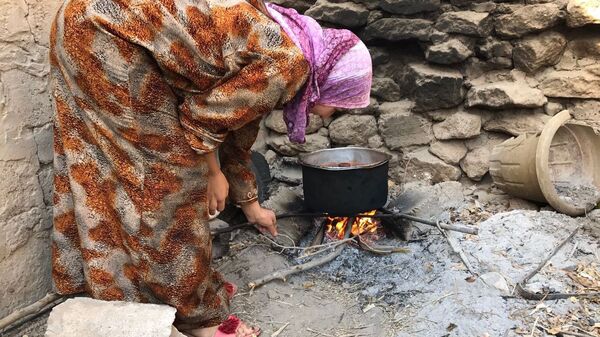 Женщина готовит еду на костре, фото из архива - Sputnik Азербайджан
