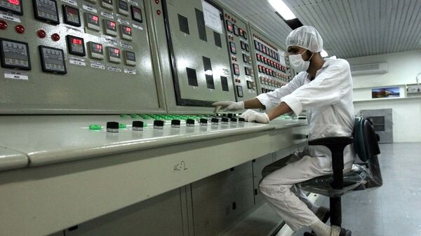 İranın uran emalı zavodunda texniki işçi, arxiv şəkli - Sputnik Azərbaycan