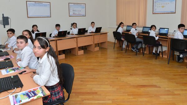 Школьники  привлеченные к проекту Цифровые навыки, фото из архива - Sputnik Азербайджан
