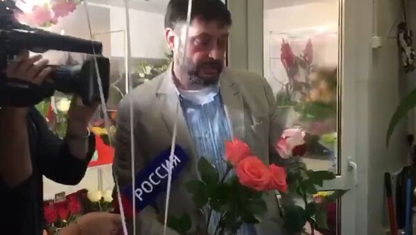 Кирилл Вышинский купил цветы маме, жене и Татьяне Москальковой - Sputnik Азербайджан