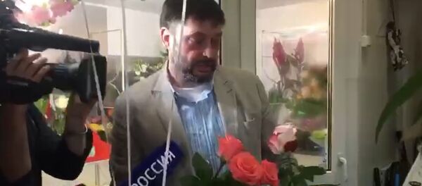 Кирилл Вышинский купил цветы маме, жене и Татьяне Москальковой - Sputnik Азербайджан
