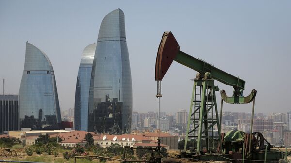 Нефтяная скважина на фоне небоскребов в Баку, фото из архива - Sputnik Азербайджан