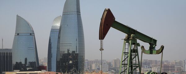 Нефтяная скважина на фоне небоскребов в Баку, фото из архива Нефтяная скважина на фоне небоскребов в Баку, фото из архива - Sputnik Азербайджан