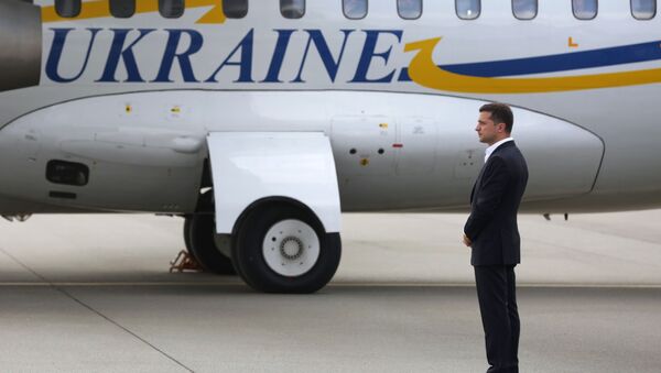 Президент Украины Владимир Зеленский встречает участников договоренности об освобождении между Россией и Украиной в аэропорту Борисполь - Sputnik Азербайджан