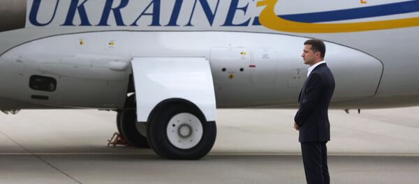 Президент Украины Владимир Зеленский встречает участников договоренности об освобождении между Россией и Украиной в аэропорту Борисполь - Sputnik Азербайджан