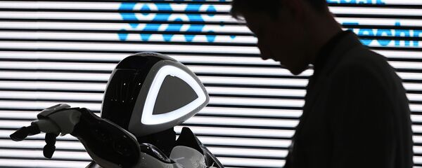 Robot və insan, arxiv şəkli - Sputnik Азербайджан
