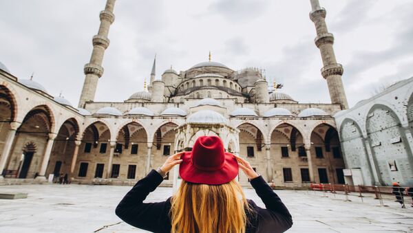 Девушка на фоне мечети в Стамбуле - Sputnik Азербайджан