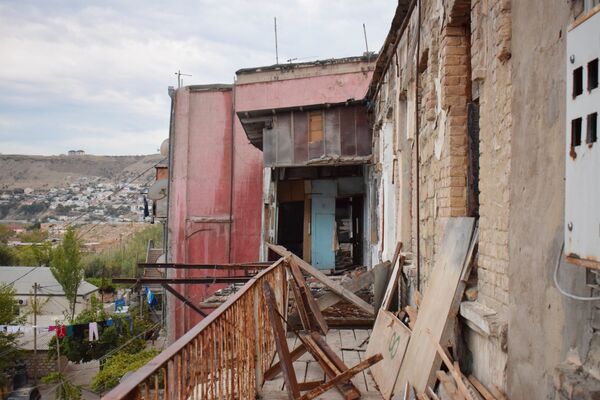 С риском для жизни: жильцы аварийного дома в Баку не желают покидать его развалины С риском для жизни: жильцы аварийного дома в Баку не желают покидать его развалины - Sputnik Азербайджан