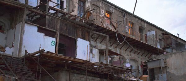 Аварийное здание расположенное по улице Арифа Исмайлова в Сабаильском районе Баку Аварийное здание расположенное по улице Арифа Исмайлова в Сабаильском районе Баку - Sputnik Азербайджан