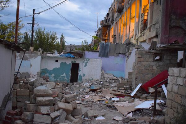С риском для жизни: жильцы аварийного дома в Баку не желают покидать его развалины С риском для жизни: жильцы аварийного дома в Баку не желают покидать его развалины - Sputnik Азербайджан