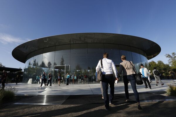 Гости перед началом презентации новых продуктов Apple в Калифорнии  - Sputnik Азербайджан