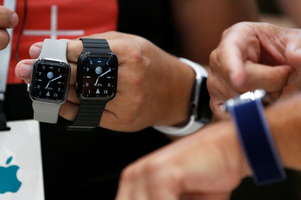 Умные часы Apple Watch Edition  во время демонстрации в Калифорнии  - Sputnik Азербайджан