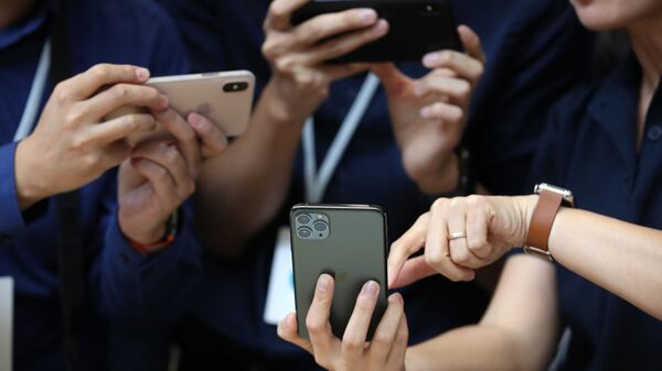 Посетители рассматривают новые Apple iPhone 11 Pro в Калифорнии  - Sputnik Азербайджан