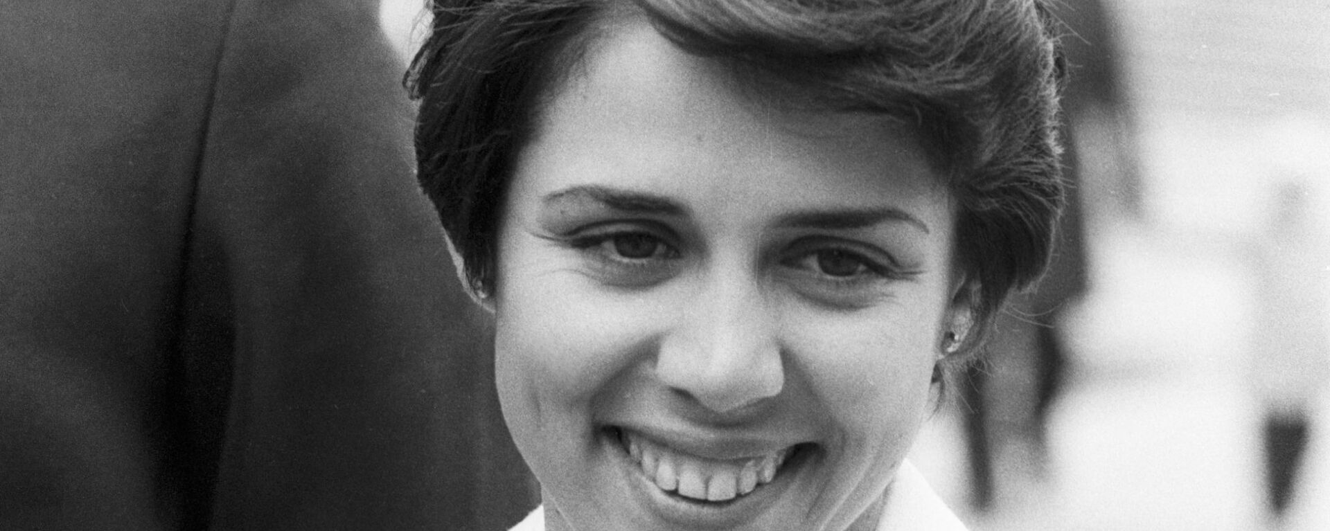 Олимпиийская чемпионка по фигурному катанию Ирина Роднина после вручения ей ордена Ленина в Кремле - Sputnik Азербайджан, 1920, 07.03.2025