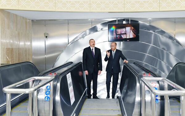 Президент Азербайджана Ильхам Алиев ознакомился с работами на обновленной станции метро Шах Исмаил Хатаи Бакинского метрополитена - Sputnik Азербайджан
