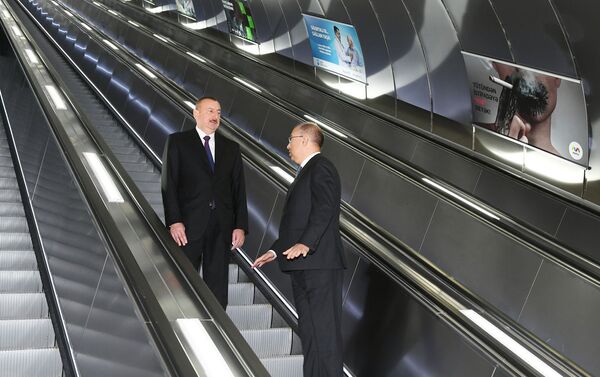 Президент Азербайджана Ильхам Алиев ознакомился с работами на обновленной станции метро Шах Исмаил Хатаи Бакинского метрополитена - Sputnik Азербайджан