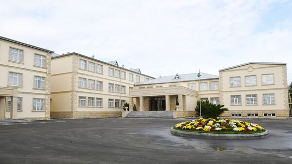 Президент Ильхам Алиев ознакомился с состоянием школы номер 101 в Сураханском районе Баку после капремонта и реконструкции - Sputnik Azərbaycan