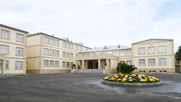 Президент Ильхам Алиев ознакомился с состоянием школы номер 101 в Сураханском районе Баку после капремонта и реконструкции - Sputnik Azərbaycan