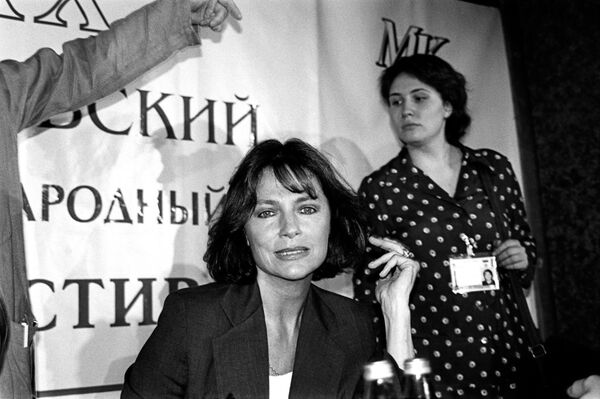 Кинодива в роли бабушки: несравненной Жаклин Биссет - 75 Кинодива в роли бабушки: несравненной Жаклин Биссет - 75 - Sputnik Азербайджан