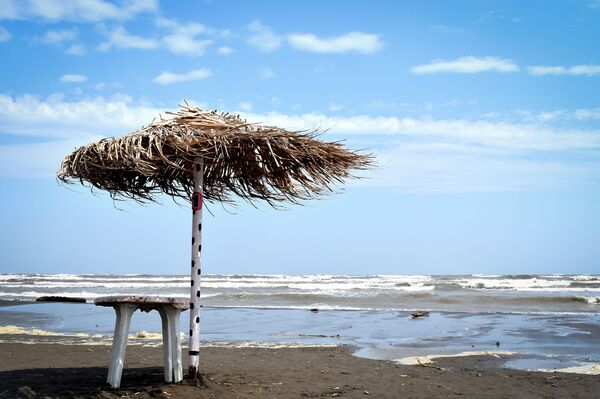 Опустевшие пляжи Каспия - Sputnik Азербайджан