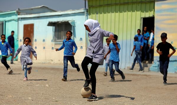 Палестинские школьники играют в футбол на оккупированном Израилем Западном берегу  - Sputnik Азербайджан